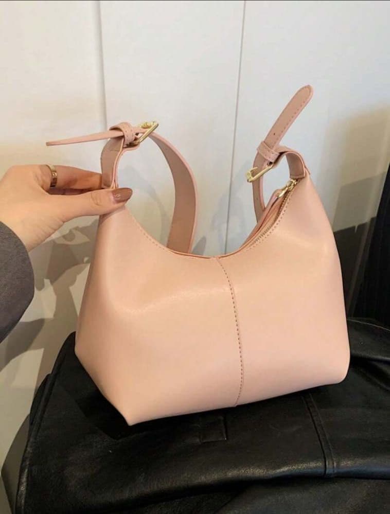 حقيبة كتف نسائية بسيطة وعصرية .