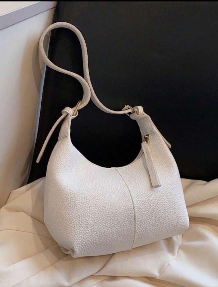 حقيبة كتف نسائية بسيطة وعصرية .