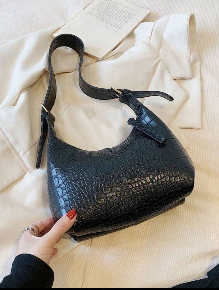 حقيبة كتف نسائية بسيطة وعصرية .
