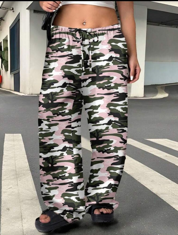 بنطلون   كاجوال بمقاسات كبيرة بطبعة مموهة ورباط وساق مستقيمة