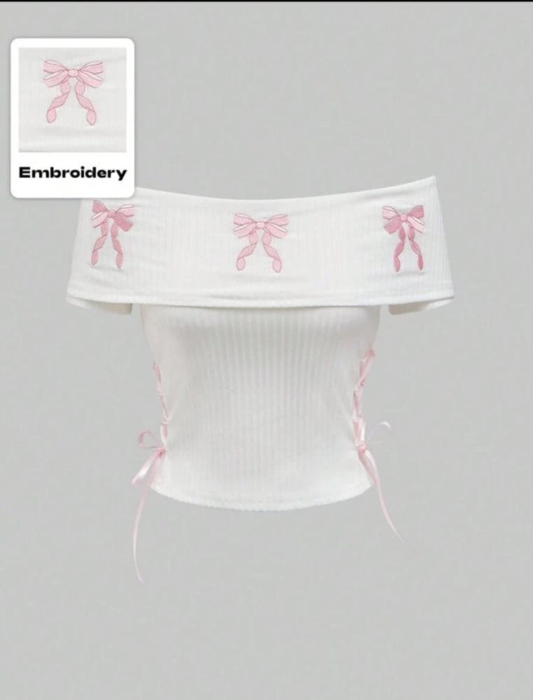 تي شيرت مقاسات كبيرة  بتصميم لطيف وجميل، مطرز بفيونكة، وشريط حريري، وقصة ضيقة، وأكتاف مكشوفة .