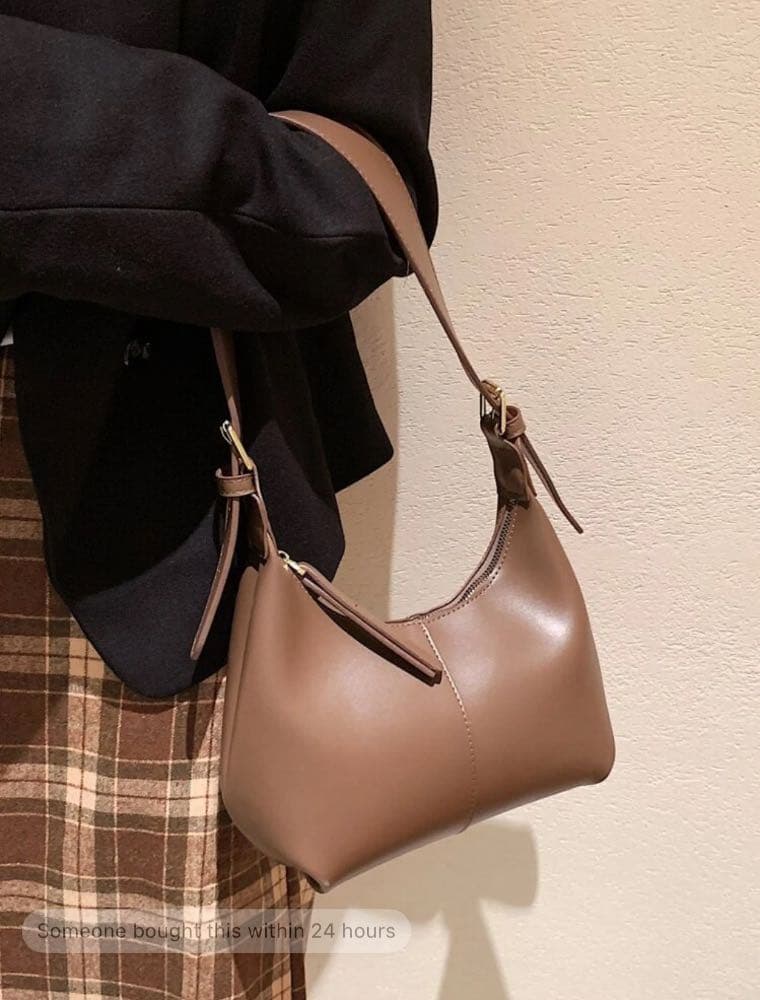 حقيبة كتف نسائية بسيطة وعصرية .