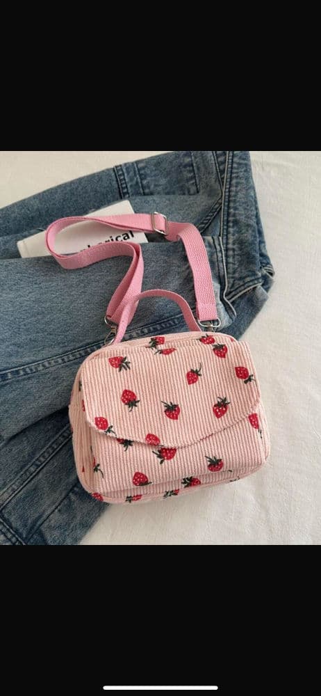 حقيبة كتف نسائية لطيفة على شكل فراولة كرتونية.