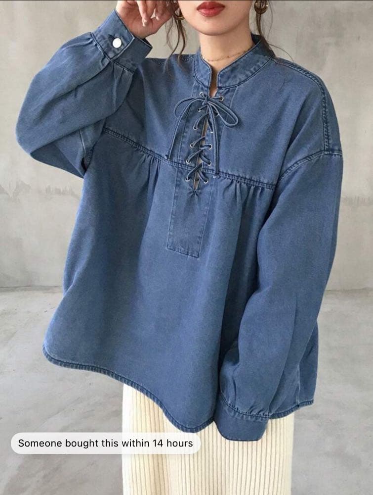 بلوزة جينز كاجوال بأكمام طويلة وياقة قائمة فضفاضة.