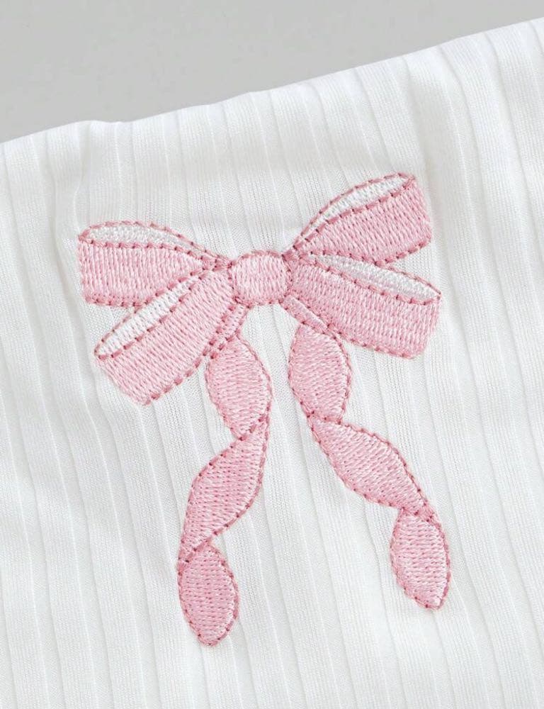 تي شيرت مقاسات كبيرة  بتصميم لطيف وجميل، مطرز بفيونكة، وشريط حريري، وقصة ضيقة، وأكتاف مكشوفة .