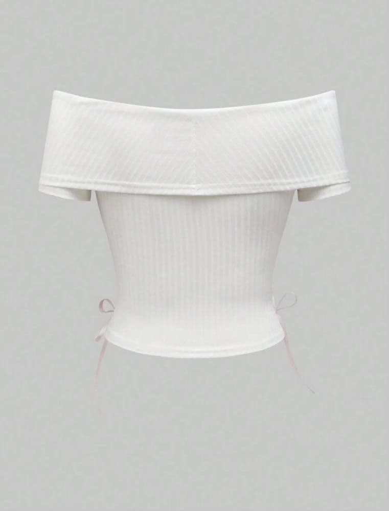 تي شيرت مقاسات كبيرة  بتصميم لطيف وجميل، مطرز بفيونكة، وشريط حريري، وقصة ضيقة، وأكتاف مكشوفة .