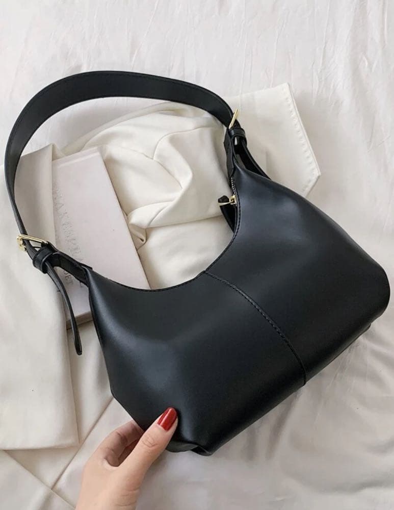 حقيبة كتف نسائية بسيطة وعصرية .