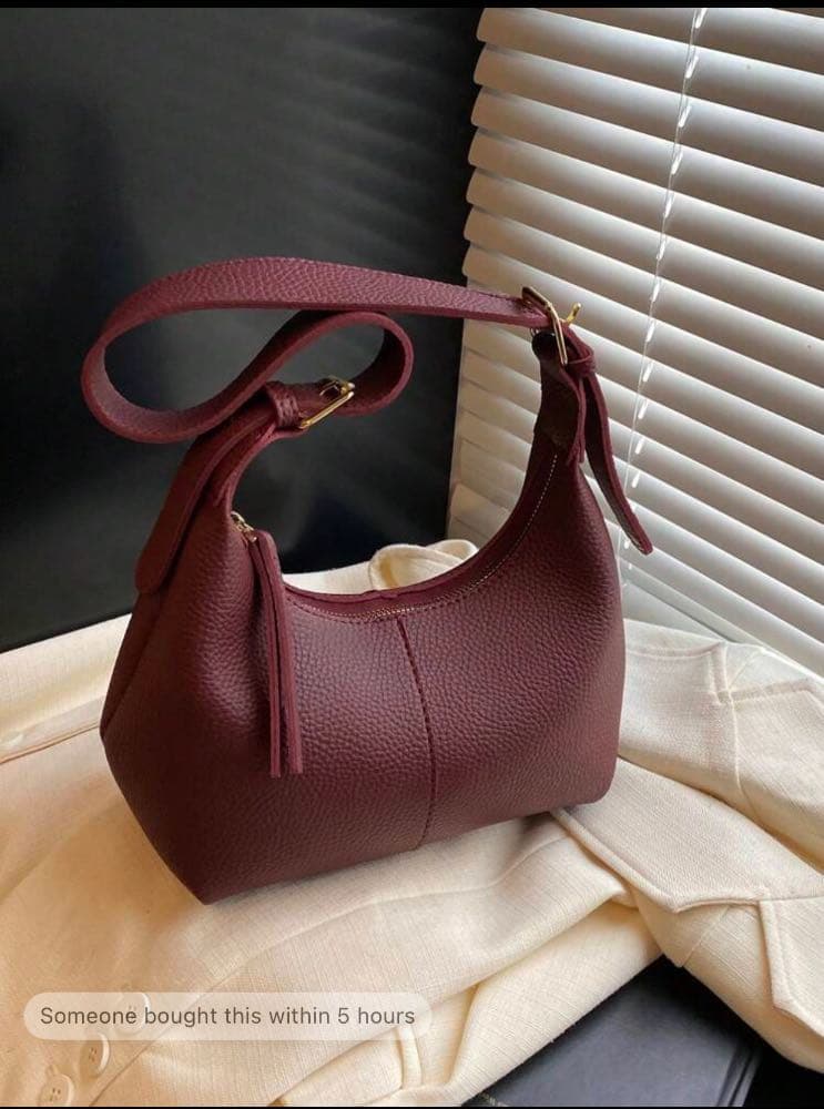 حقيبة كتف نسائية بسيطة وعصرية .