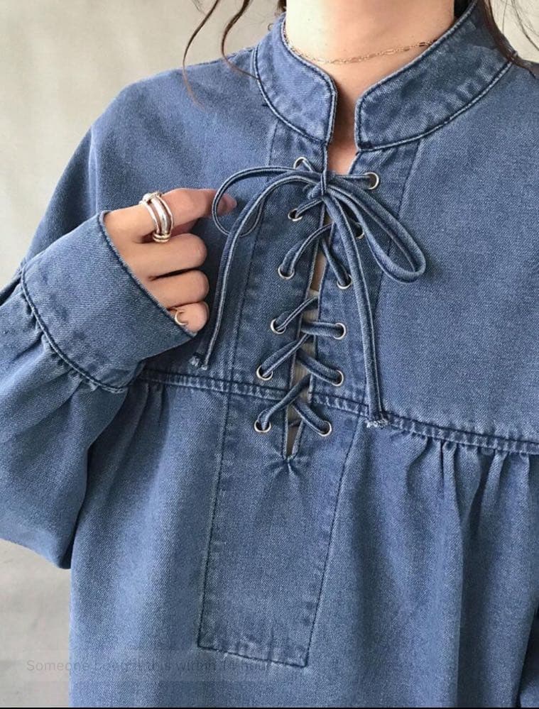 بلوزة جينز كاجوال بأكمام طويلة وياقة قائمة فضفاضة.