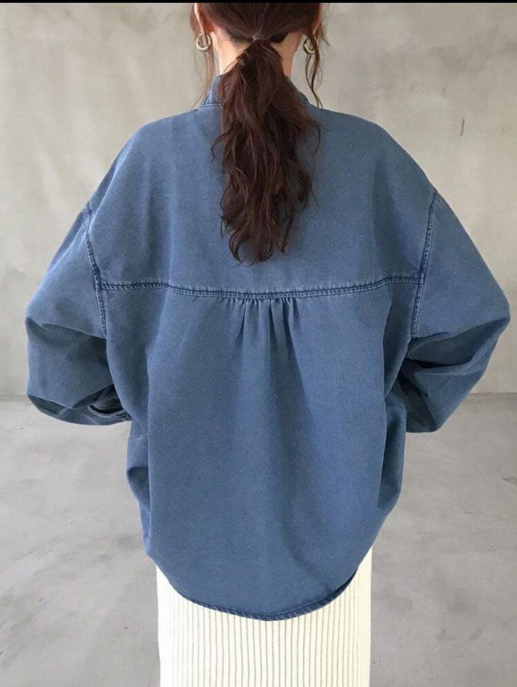 بلوزة جينز كاجوال بأكمام طويلة وياقة قائمة فضفاضة.